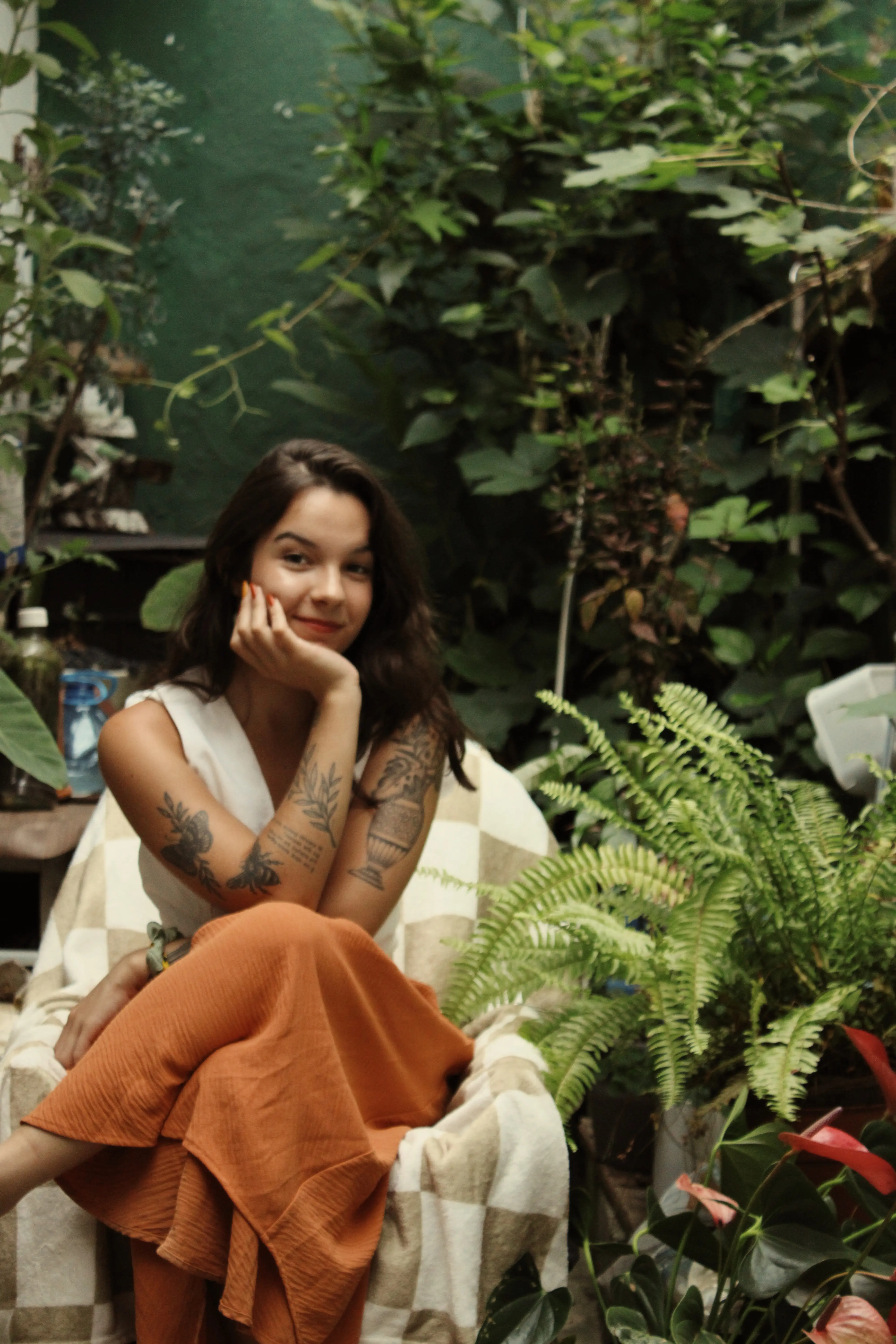 Pâmella Novais entre plantas