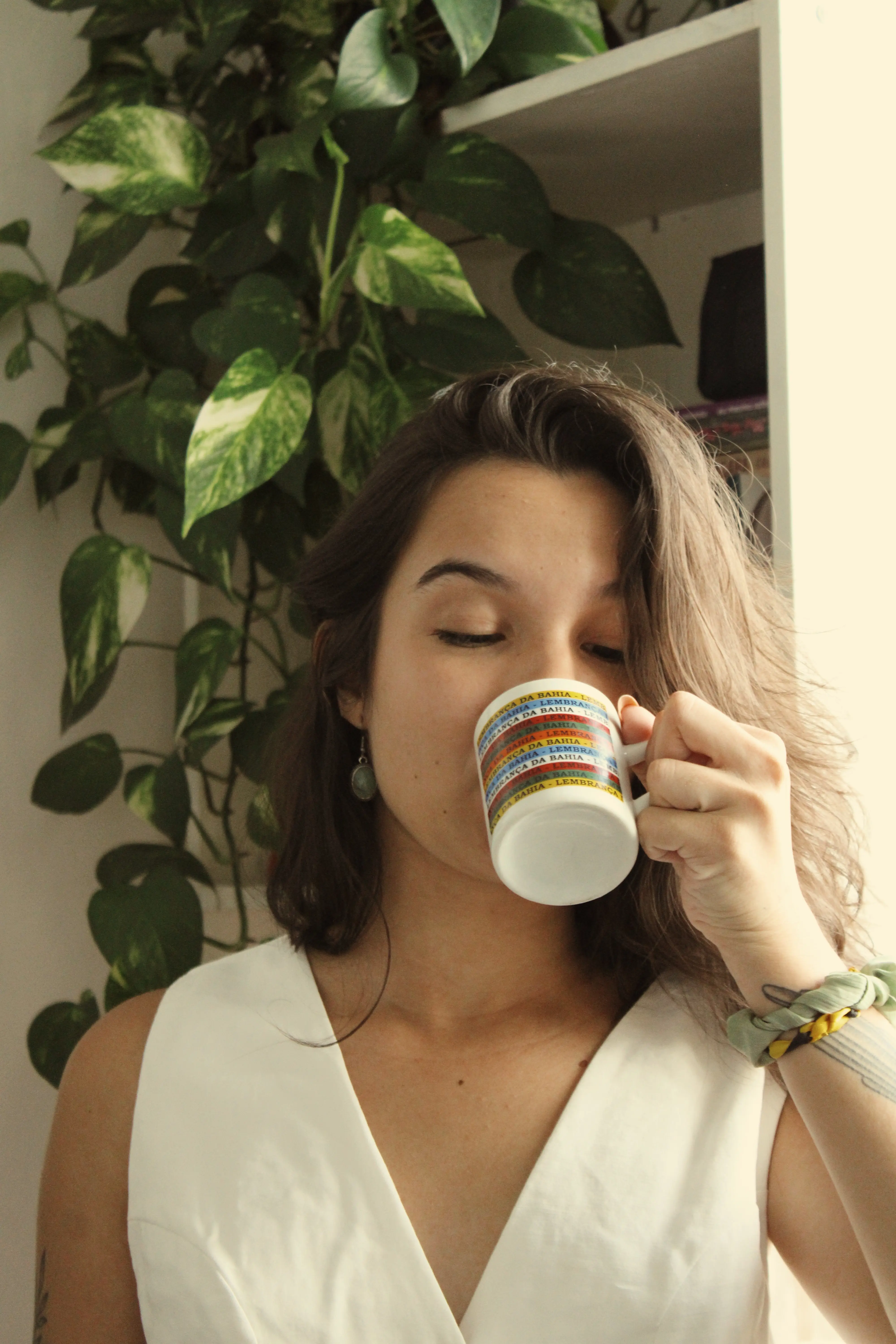 Pâmella tomando café